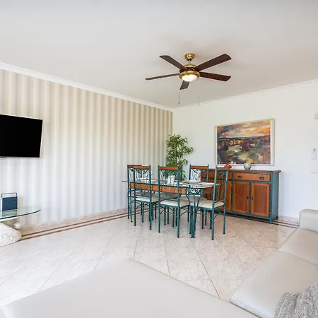 2 Bedroom Flat *