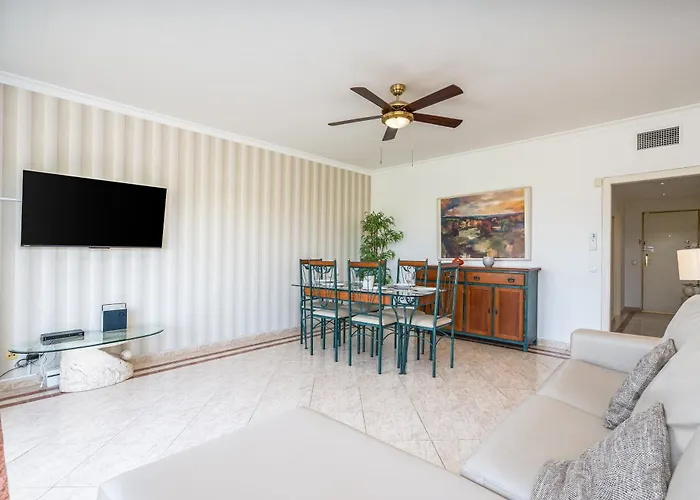 2 Bedroom Flat *