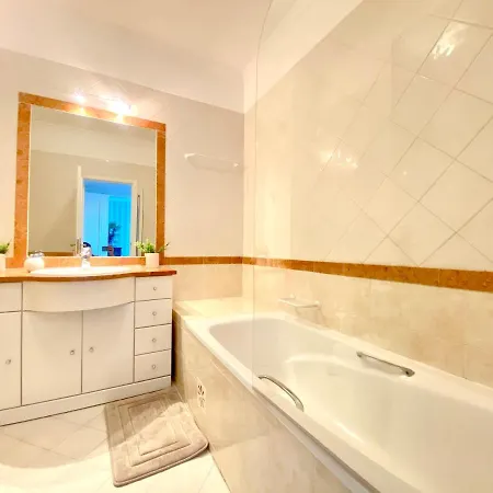 2 Bedroom Flat *