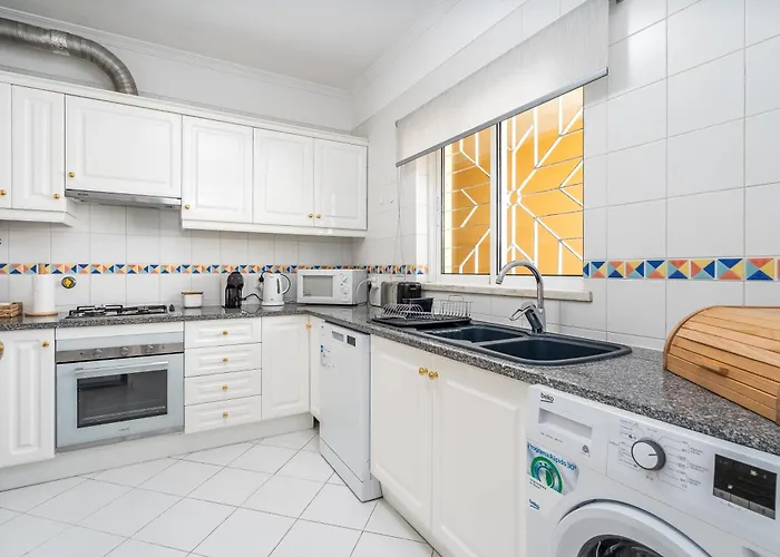 Apartment 2 Bedroom Flat *